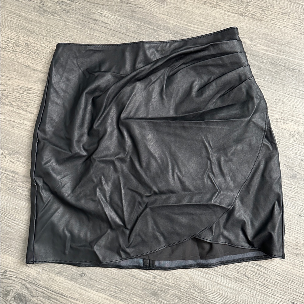 NWT Abercrombie & Fitch Vegan Leather Ruched Mini
Skirt Small